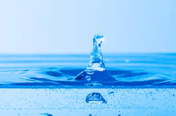 Выплеск голубых капель воды — стоковое фото
