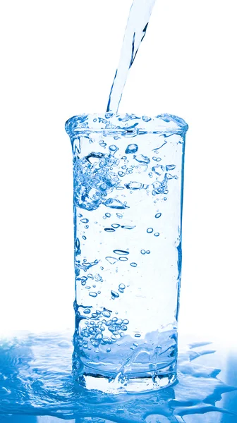 Glas water wordt gegoten — Stockfoto