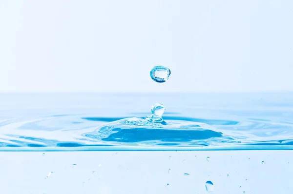 Vackra skvätt vatten blå droppar — Stockfoto