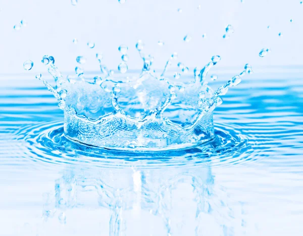 A kék víz a szép splash csepp — Stock Fotó