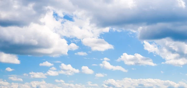 Streszczenie tło: błękitne niebo i chmury — Zdjęcie stockowe