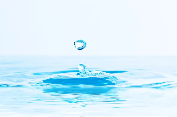 Bella spruzzata di gocce blu acqua — Foto Stock