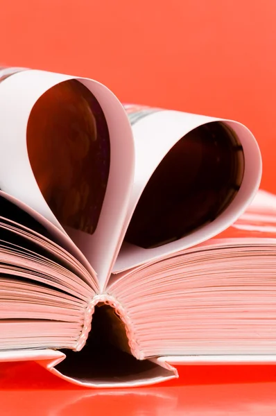 Stránky knihy zakřivené do tvaru srdce — Stock fotografie