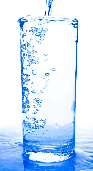 Glas Wasser wird gegossen — Stockfoto