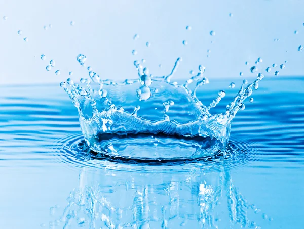 Krásný splash vody modré kapky — Stock fotografie