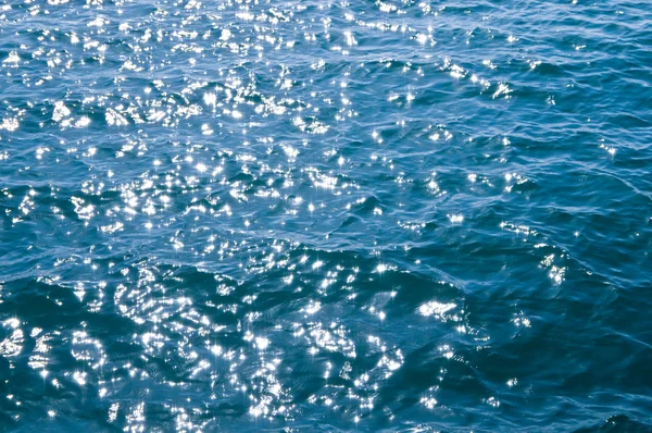 Океанская вода сверкает ярким утренним солнцем — стоковое фото