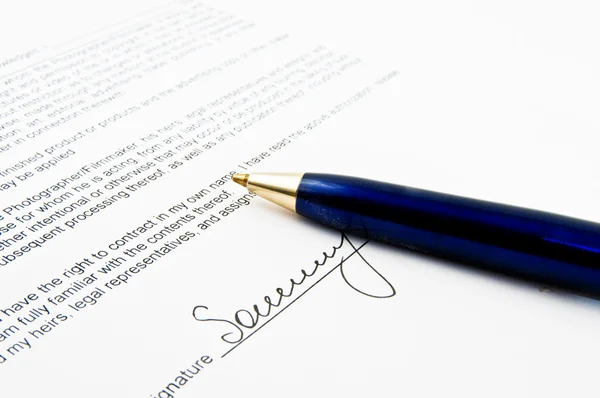 Signatur och närbild av en reservoarpenna — Stockfoto