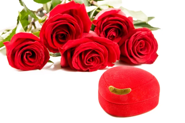 Rosas e caixa vermelha — Fotografia de Stock