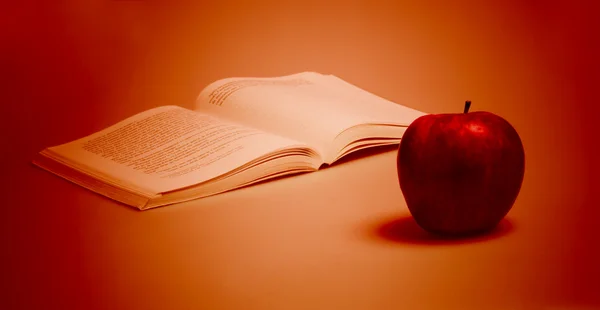 Ένα κόκκινο μήλο και το βιβλίο — Φωτογραφία Αρχείου