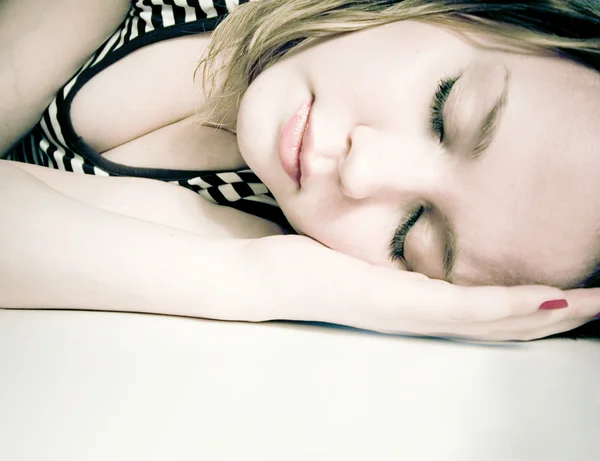 Jovem mulher dormindo — Fotografia de Stock