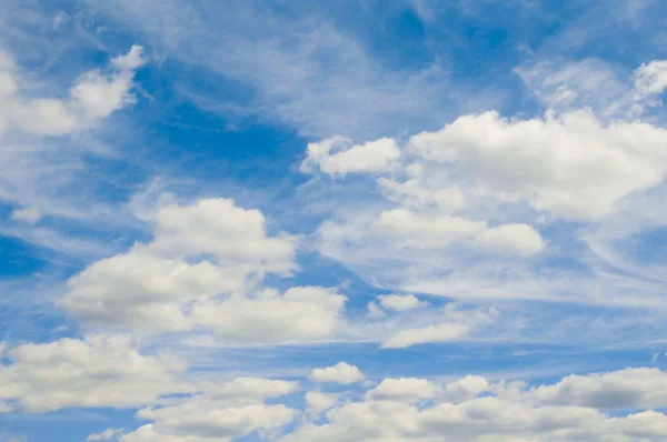 Блакитне небо і хмари — стокове фото