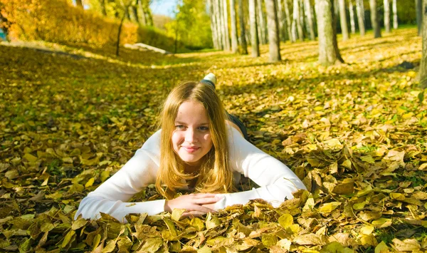 Jovem mulher bonita na folha de outono — Fotografia de Stock