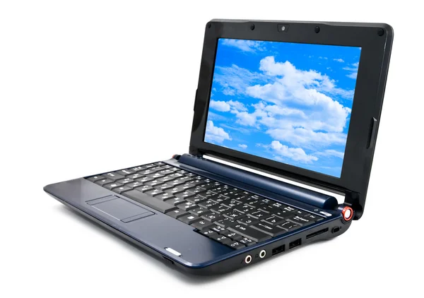 Computador portátil moderno e elegante com azul céu nublado wallpape — Fotografia de Stock