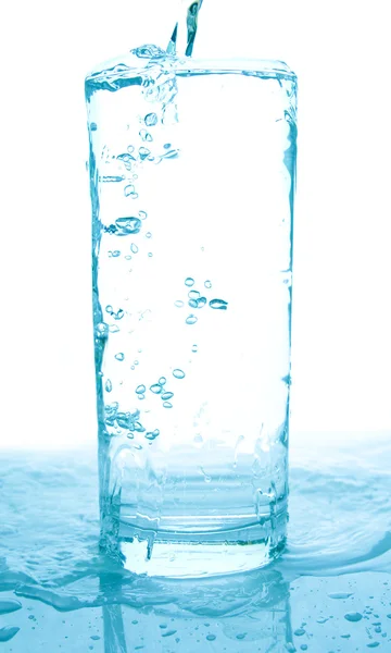 Glas Wasser wird gegossen — Stockfoto