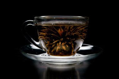 çiçek açan çiçek yeşil çay bardağı