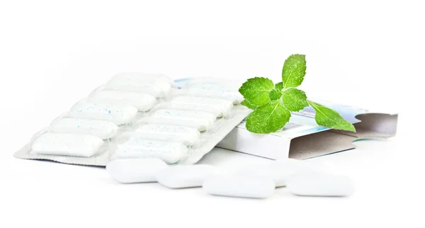 Chewing gym and fresh leaves of mint — Stock Photo, Image
