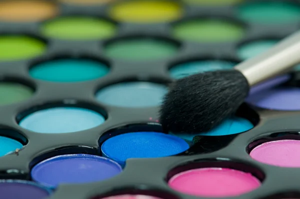 Kozmetik fırçalı çok renkli göz gölgeleri — Stok fotoğraf
