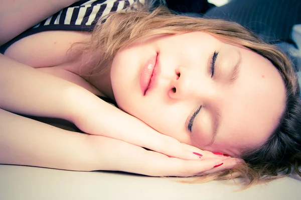 Junge Frau schläft — Stockfoto