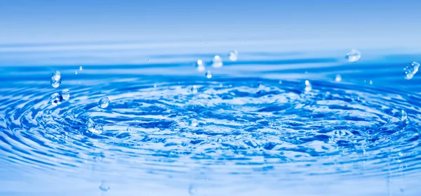 Красиві бризки блакитних крапель води — стокове фото