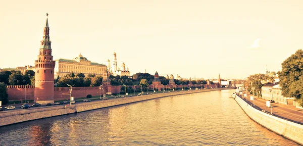 路堤莫斯科克里姆林宫是在俄罗斯。日落 — 图库照片