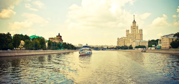Navio a motor fluvial no rio Moscovo — Fotografia de Stock