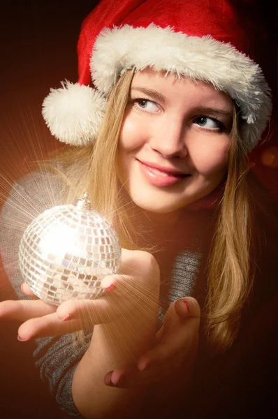 Kobieta ubrana santa claus i Boże Narodzenie ball — Zdjęcie stockowe