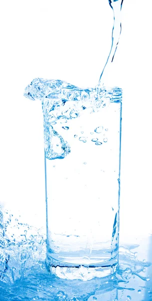 Наливається склянка води — стокове фото
