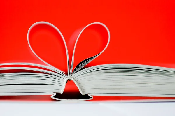 Páginas de un libro curvado en forma de corazón — Foto de Stock