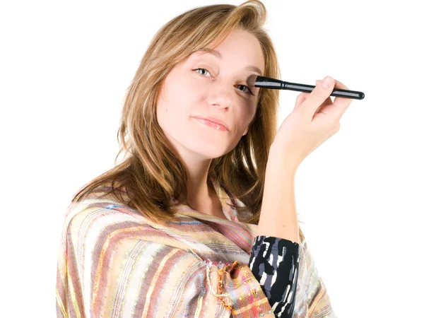 Bella donna applicando make up . — Foto Stock
