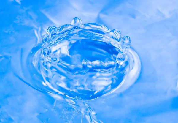 Hermosa salpicadura de agua gotas azules —  Fotos de Stock