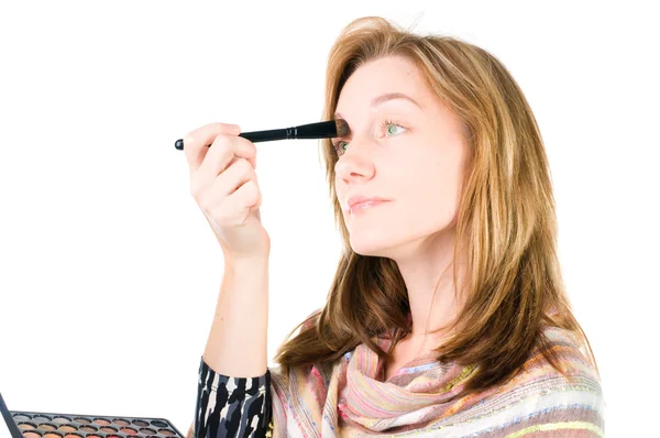 Mujer bonita aplicando maquillaje . —  Fotos de Stock
