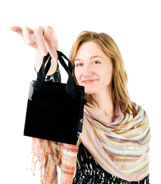 Glückliche junge Frau mit Einkaufstasche — Stockfoto