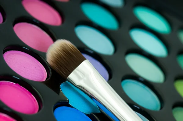 Bunte Lidschatten mit Kosmetikbürste — Stockfoto