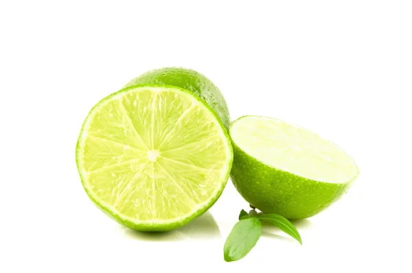 Beyaz arkaplanda yeşil limon — Stok fotoğraf