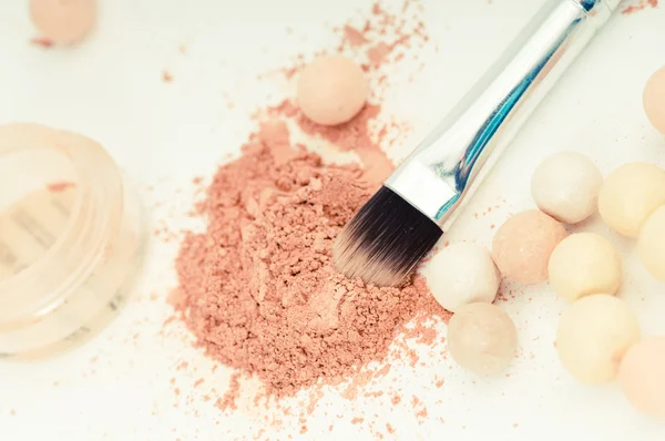Make-up eyeshadows and cosmetic brush — Stock Photo, Image