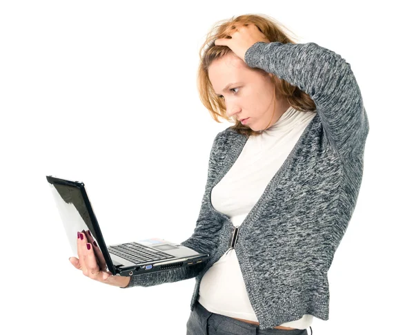En trött affärskvinna med laptop — Stockfoto