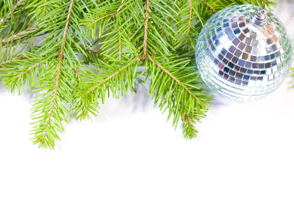 Ramas de pino y bola de Navidad aislados — Foto de Stock