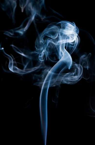 Modrý kouř na černém — Stock fotografie