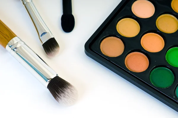 Make-up ögonskuggor och kosmetiska borste — Stockfoto