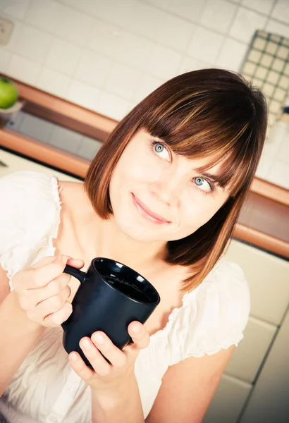 年轻成功的女人，享受一杯咖啡的肖像 — 图库照片