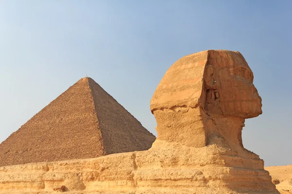 Sphinx en de piramide van cheops in Gizeh, Egypte — Stockfoto