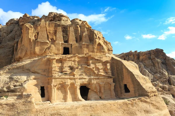 Obelisk graf en bab al-siq tricilinium, petra, Jordanië — Stockfoto