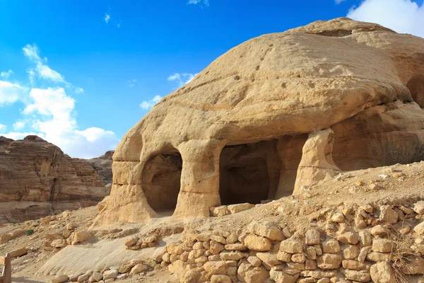 Pedra caverna casa em Bab as-Siq, Petra, Jordânia — Fotografia de Stock