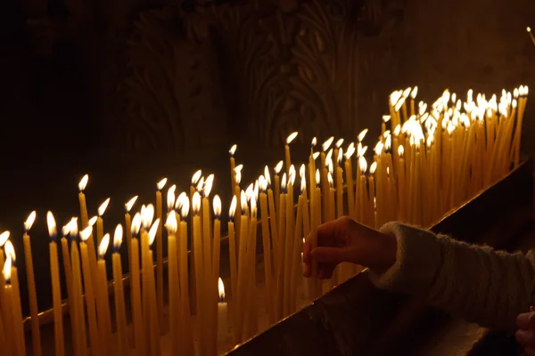 Kerzen in der Kirche des heiligen Grabes, jerusalem — Stockfoto