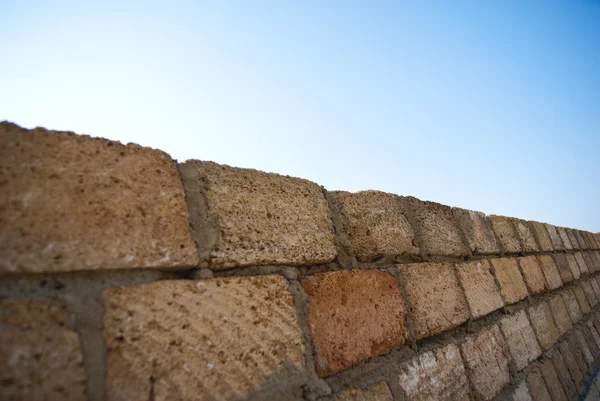 mesafe içine kaybolan kâgir duvarlar