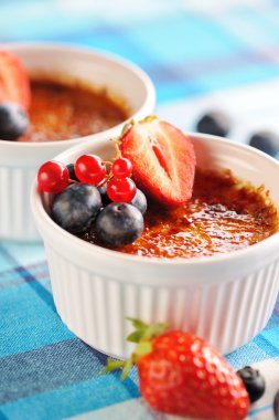 Creme brulee (krem brulee, yanık kremi)