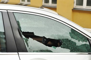 kırık yolcu pencere, araba hırsızlığı