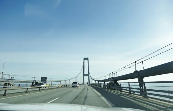 Conduciendo a través del puente — Foto de Stock