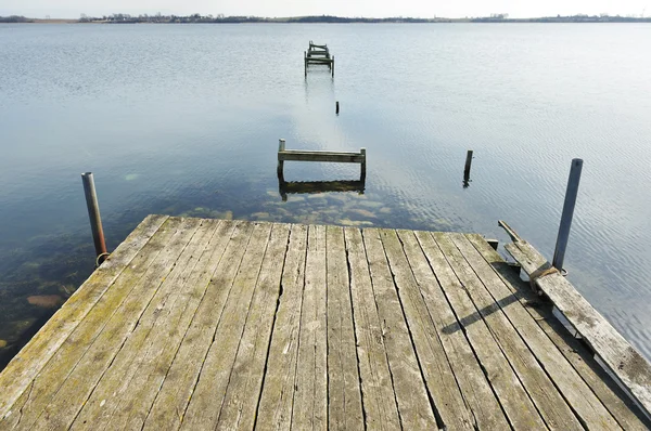 Vecchio molo di legno sul lago — Foto Stock