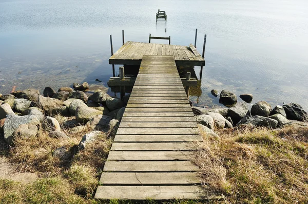 湖上的旧木制码头 — 图库照片